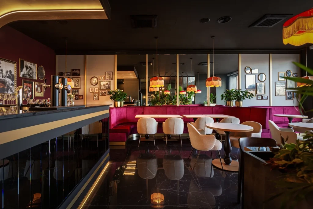 parete-quadri-vintage-ristorante-carnevo-zona-talenti-roma
