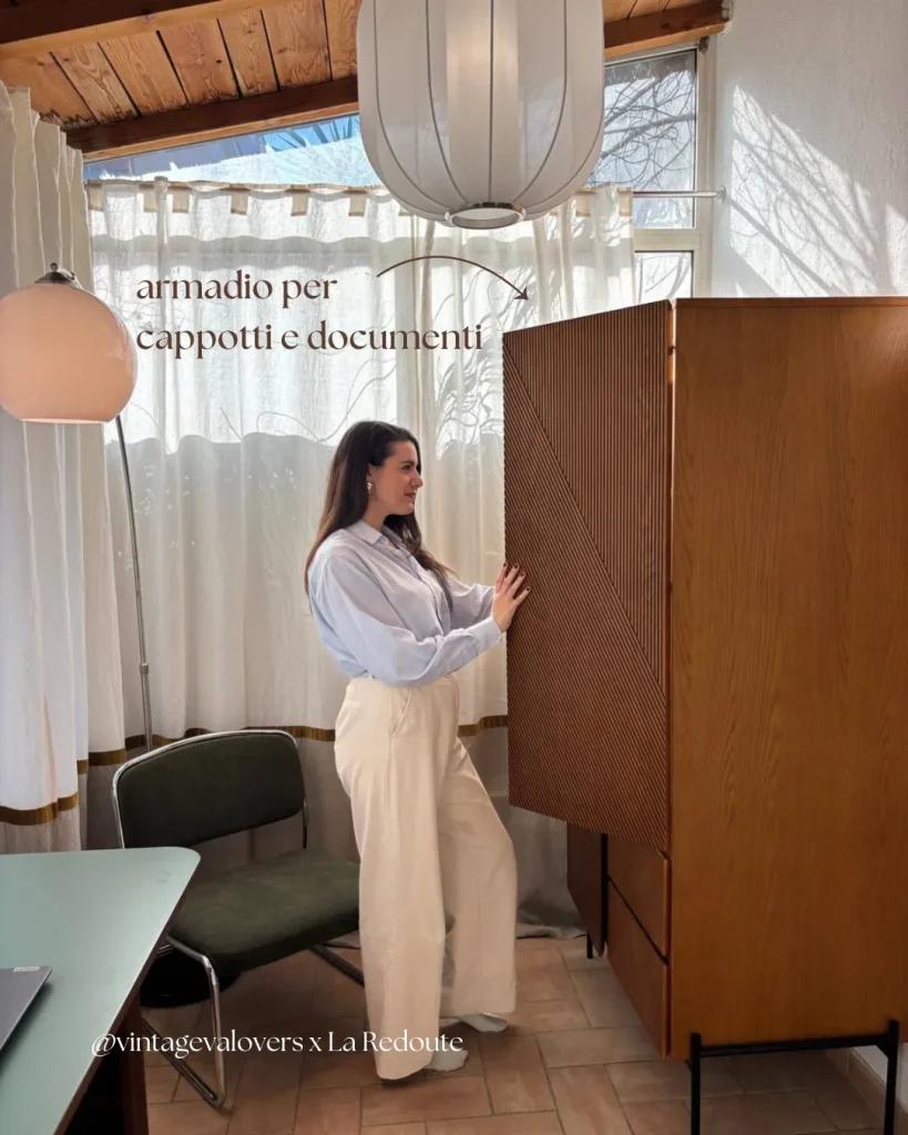armadio - cappotti- documenti -arancione-home-office-retro
